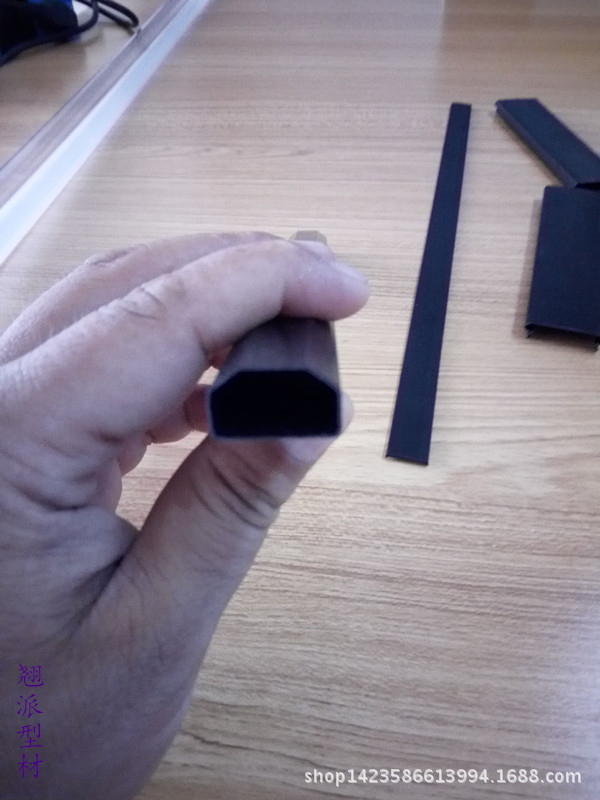 专业生产厂家生产各种颜色不同形状的PC型材-PC黑盒子