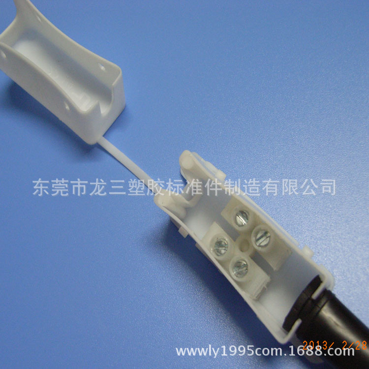 东莞龙三厂低价批发011两位自锁式接线盒 配PA7端子台 带尾巴防水