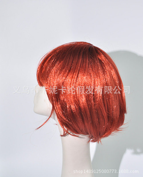 El nuevo estudiante marrón es juguetón y lindo