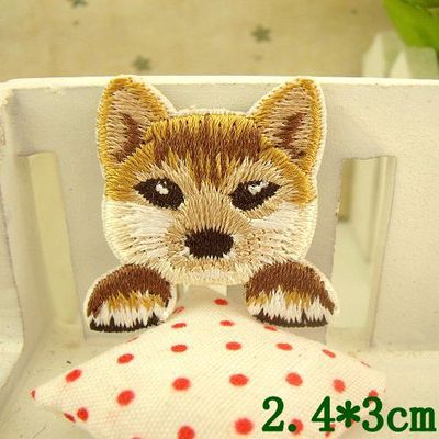 누워있는 작은 시바견