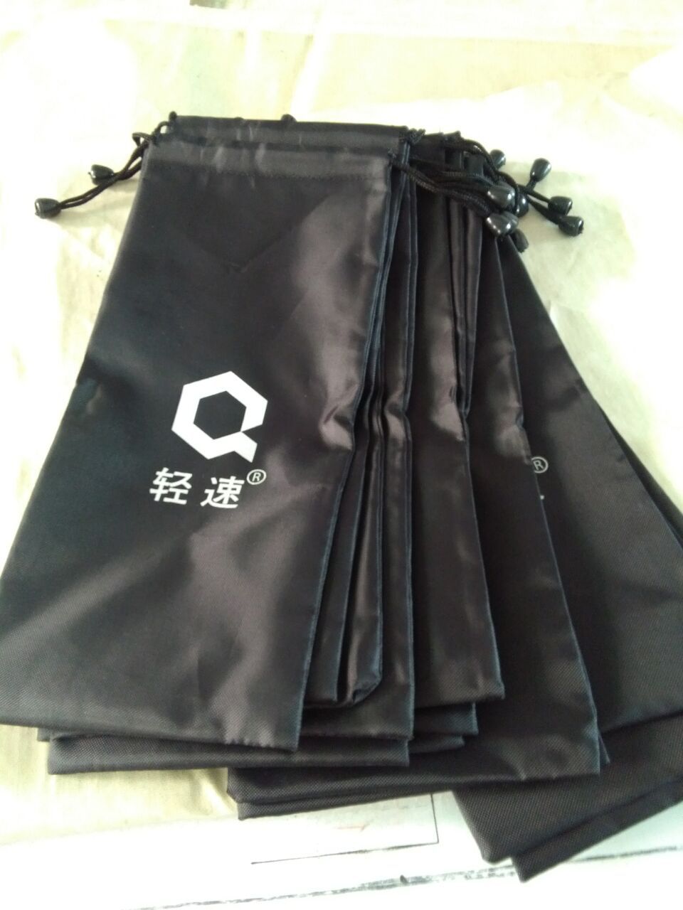 深圳市宝安厂家欢迎定做高档有底红酒白酒麻布袋 绒布袋