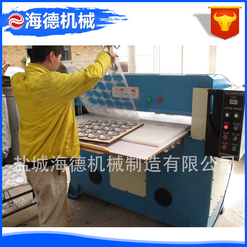 吸塑四柱裁断机2