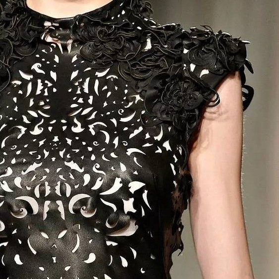 服装面料激光切割机，电脑激光雕花精美高效，布料激光裁剪楼空机