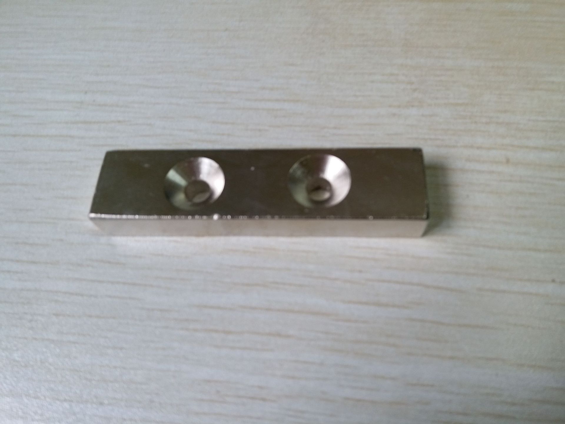 强磁40*20*5双头沉孔5 磁铁，厂家直销；强磁铁40x20x5双头沉孔5