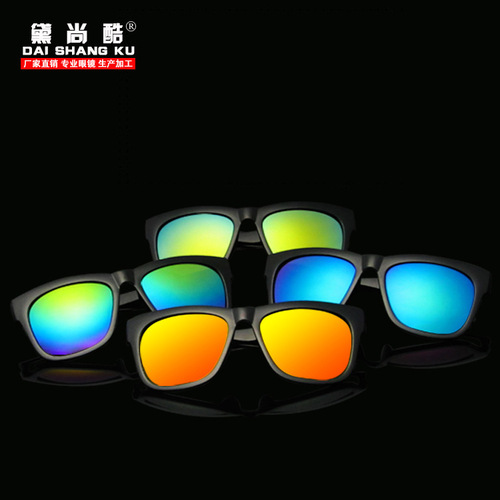 Stylish trendy men's and women's black sunglasses with small chili pepper design, popular among fashionable people. European and American style sunglasses for bar use.
