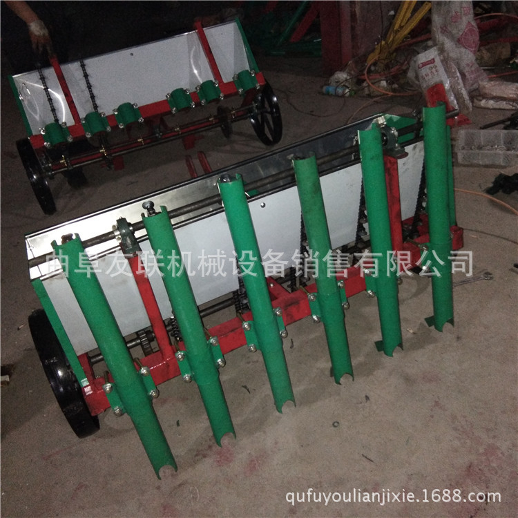 热销手推大蒜播种机 四轮带多行大蒜头精播机 小型播蒜机01