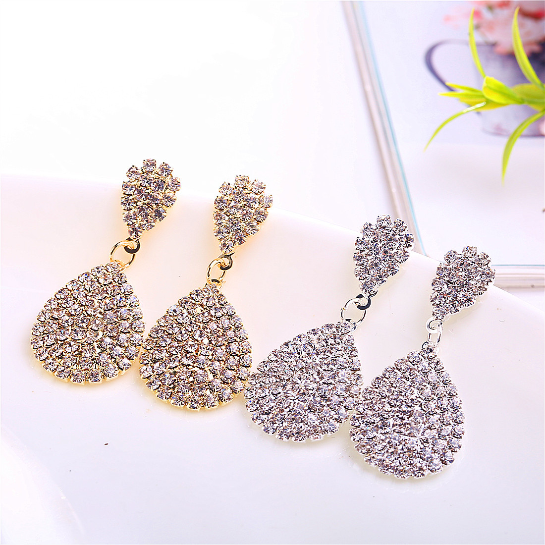 1 Pair Simple Style Water Droplets Inlay Alloy Rhinestones Drop Earrings display picture 1