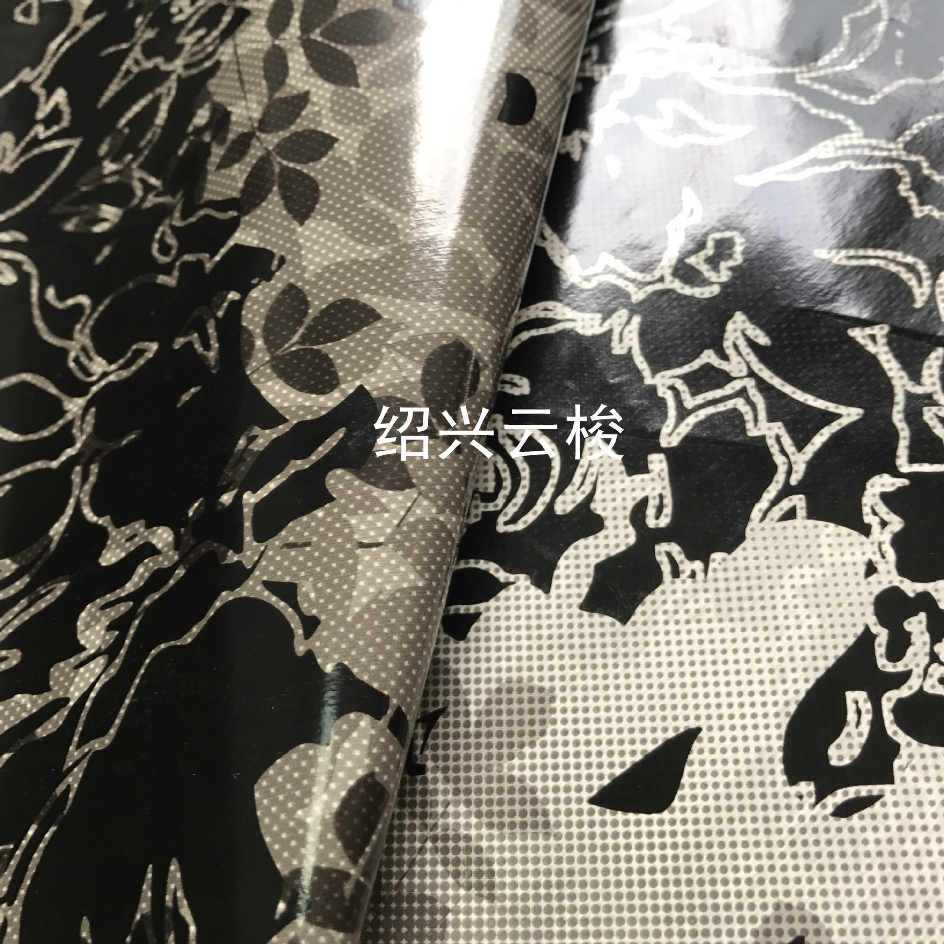 亮面镜面PU革印花 雨衣风衣面料 欧洲出口品质