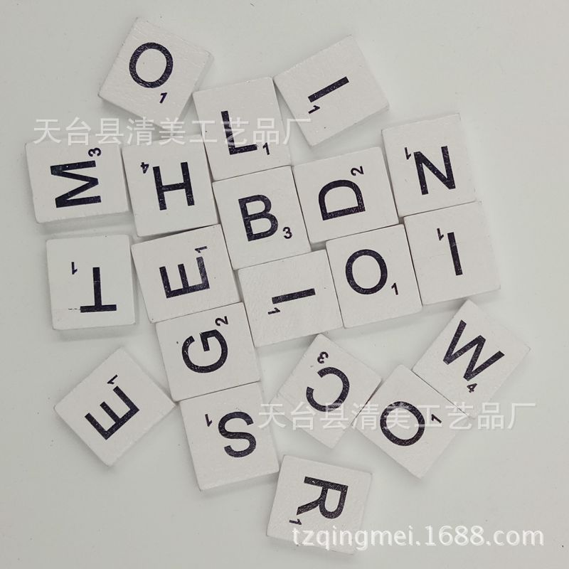 26 colorido cuadrado letras inglesas Impresión de madera de colores Inglés letras 100 piezas un paquete 18*20mm