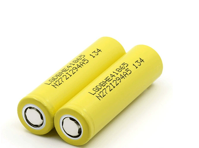 Аккумулятор LG HE4 18650 Power Lithium 2500 мАч 3,7 В можно использовать для разрядки оригинального аккумулятора током 30 А.