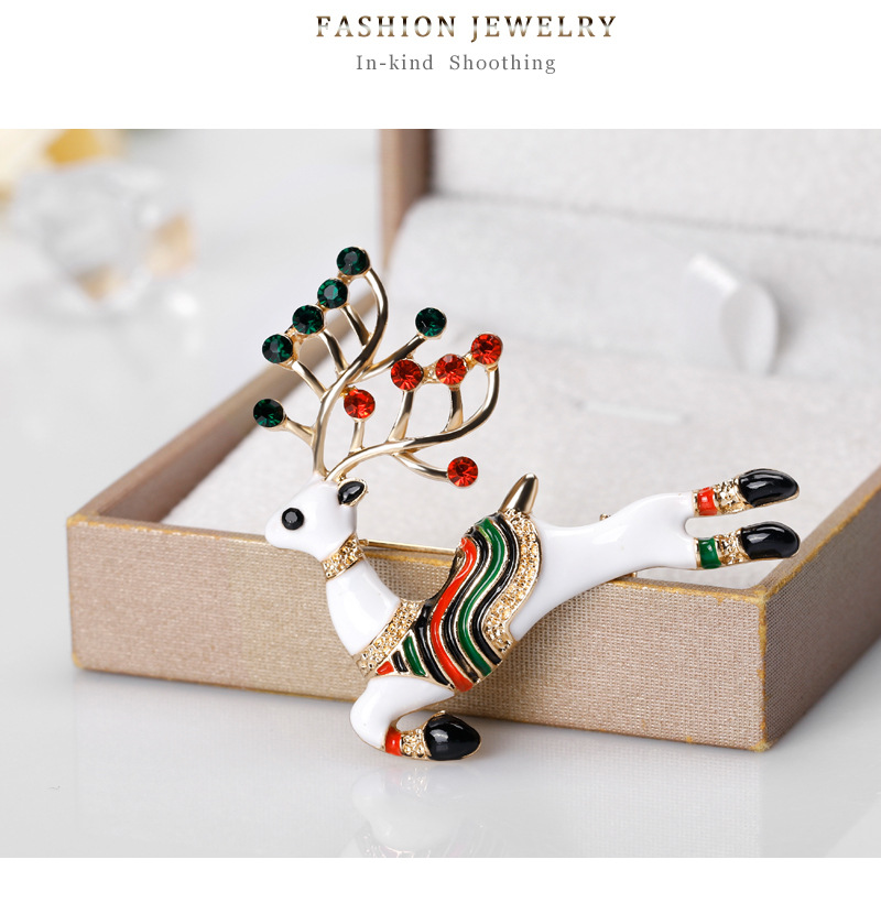 Animal Jewelry Wholesale Fashion Cartoon Cute Christmas Deer Brooch Alloy Drop Oil Brooch Women Wholesale display picture 9