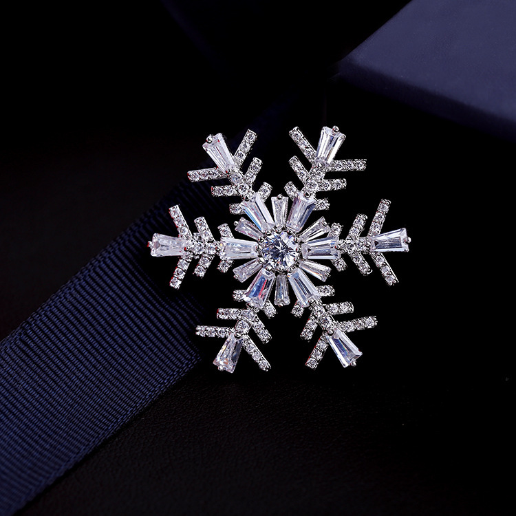 Upscale Korean Version Of Zircon Snowflake Brooch Men&#39;s Suit Star Fashion Brooch display picture 9