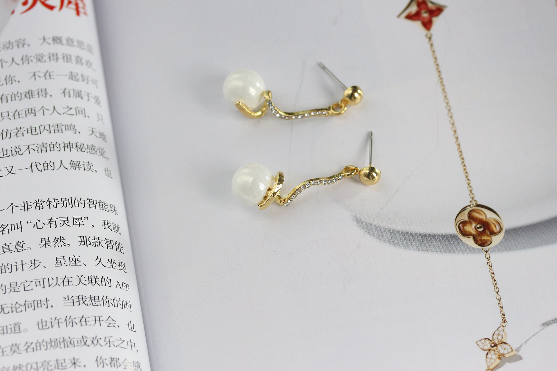 Simple Twisted Rhinestone Pearl Earrings Ladies Geometric Small Earrings display picture 6