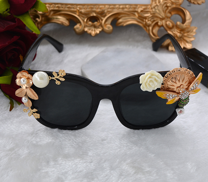 Baroque Bee Pearl Inlaid Flower Diamond Butterfly Sunglasses Wholesale Nihaojewelry display picture 3