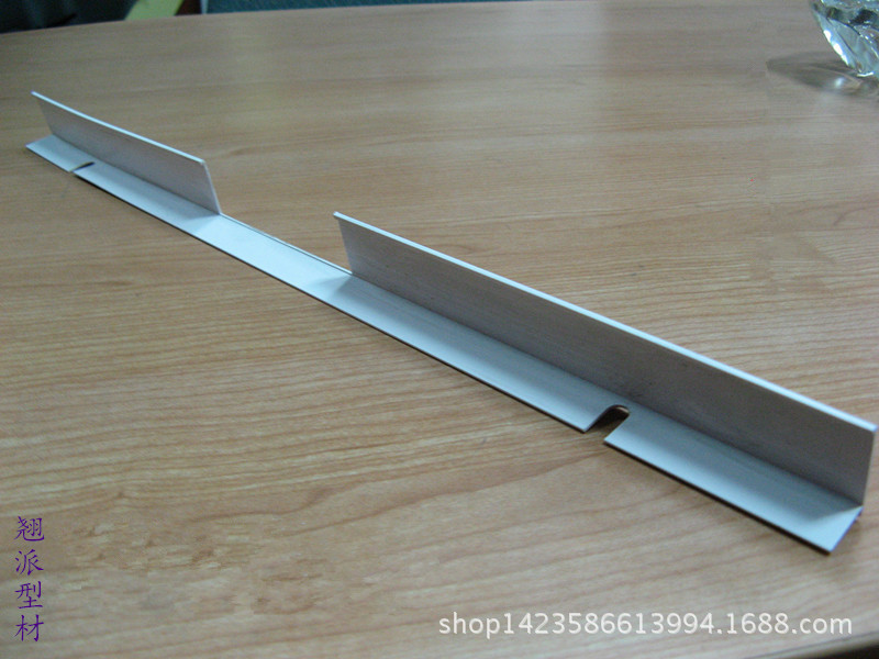 专业生产厂家生产各种形状不同颜色的PVC挤出型材-PVC上梁窗帘用