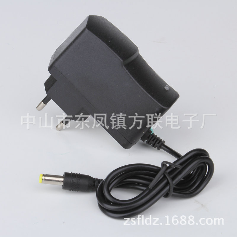 8.4V1.5A美规欧规 18650锂电池充电器 投光灯充电器