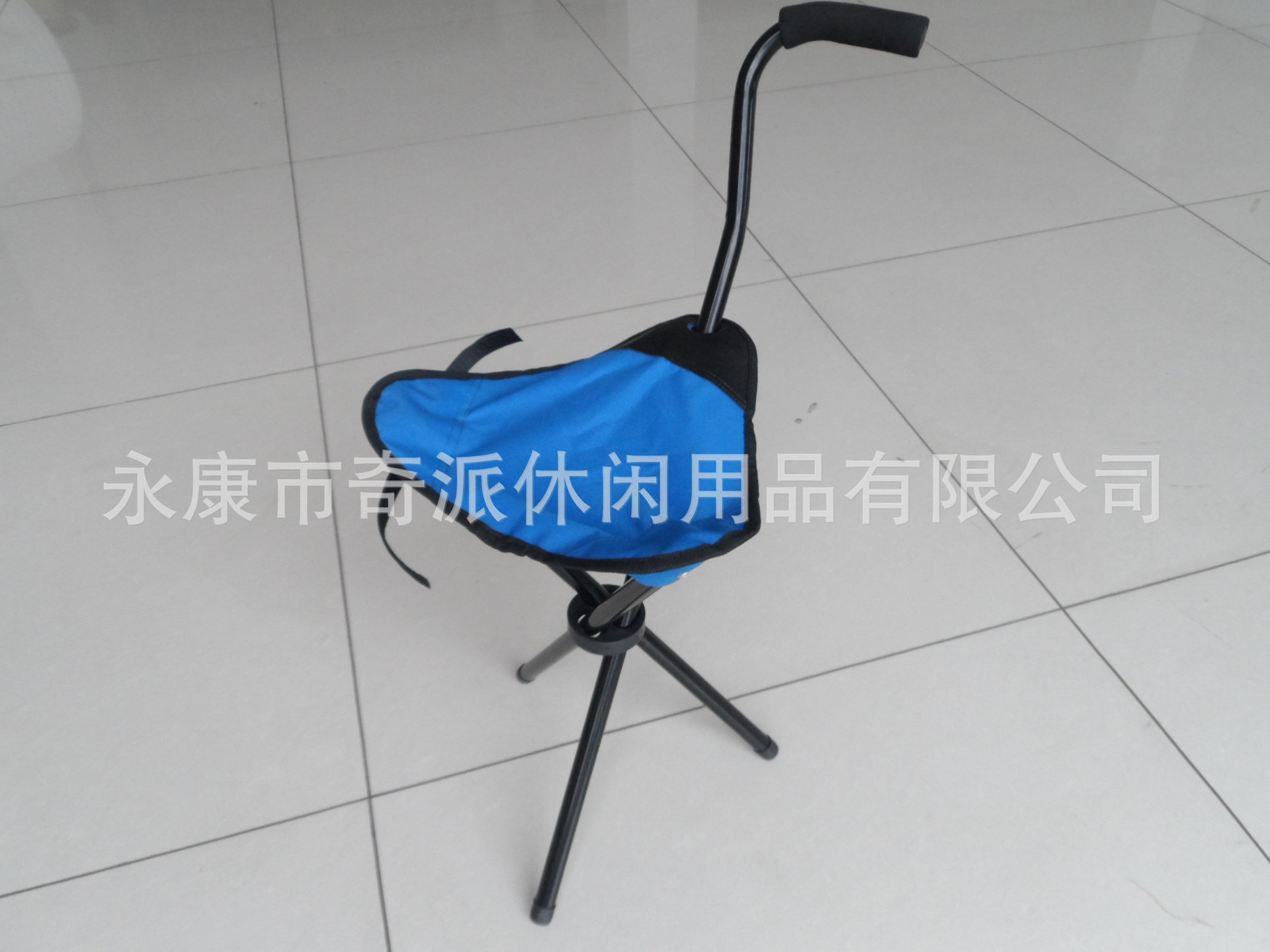 登山老年拐杖椅收折后可当拐杖使用携带方便用途多样三角凳登山杖