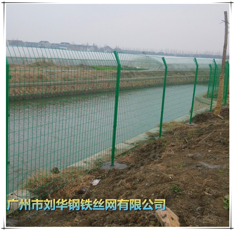 绿色铁丝护栏网 高速公路隔离围栏网 双边丝护栏网山坡圈地防护栏