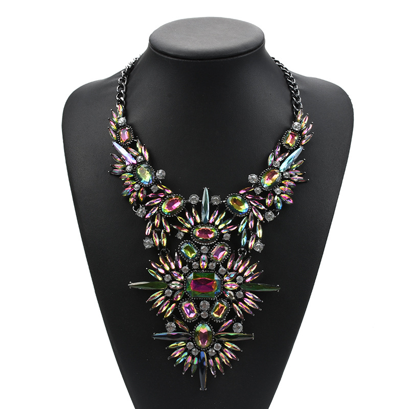 Exaggerated Luxurious Geometric Alloy Inlay Artificial Crystal Rhinestones Women's Necklace display picture 2