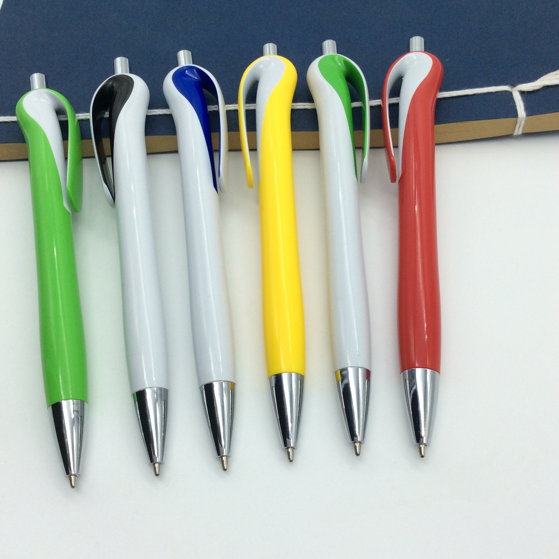 厂家供应按动天鹅圆珠笔 广告按动油性笔 定制广告笔 印刷logo