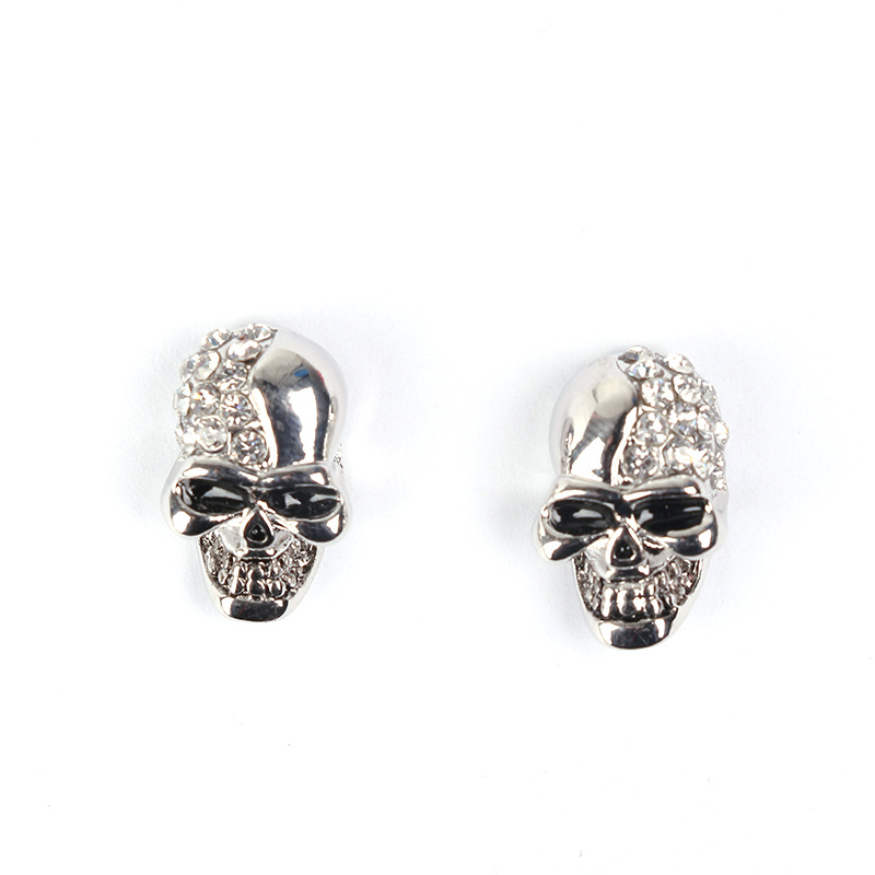 Silver pointed spike labret stud material detail