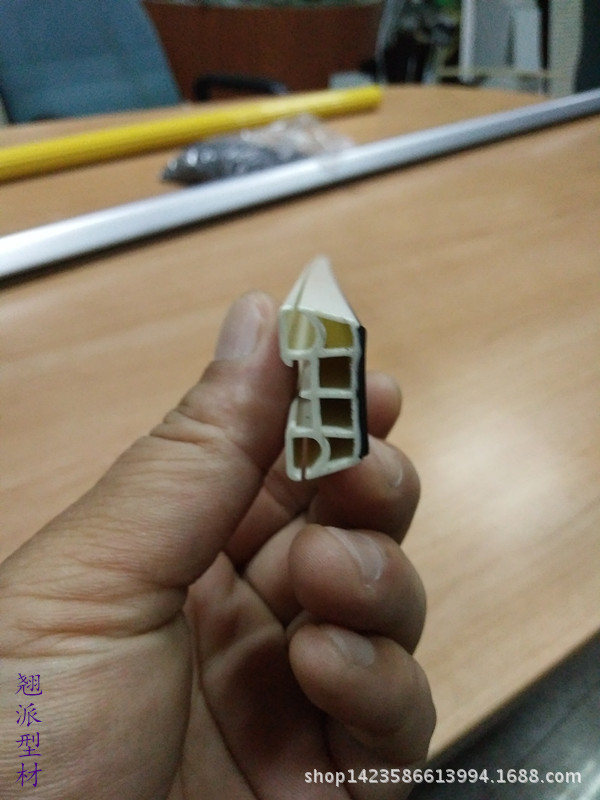 专业生产厂家生产各种颜色不同形状的PVC型材-PVC软硬共挤双色条