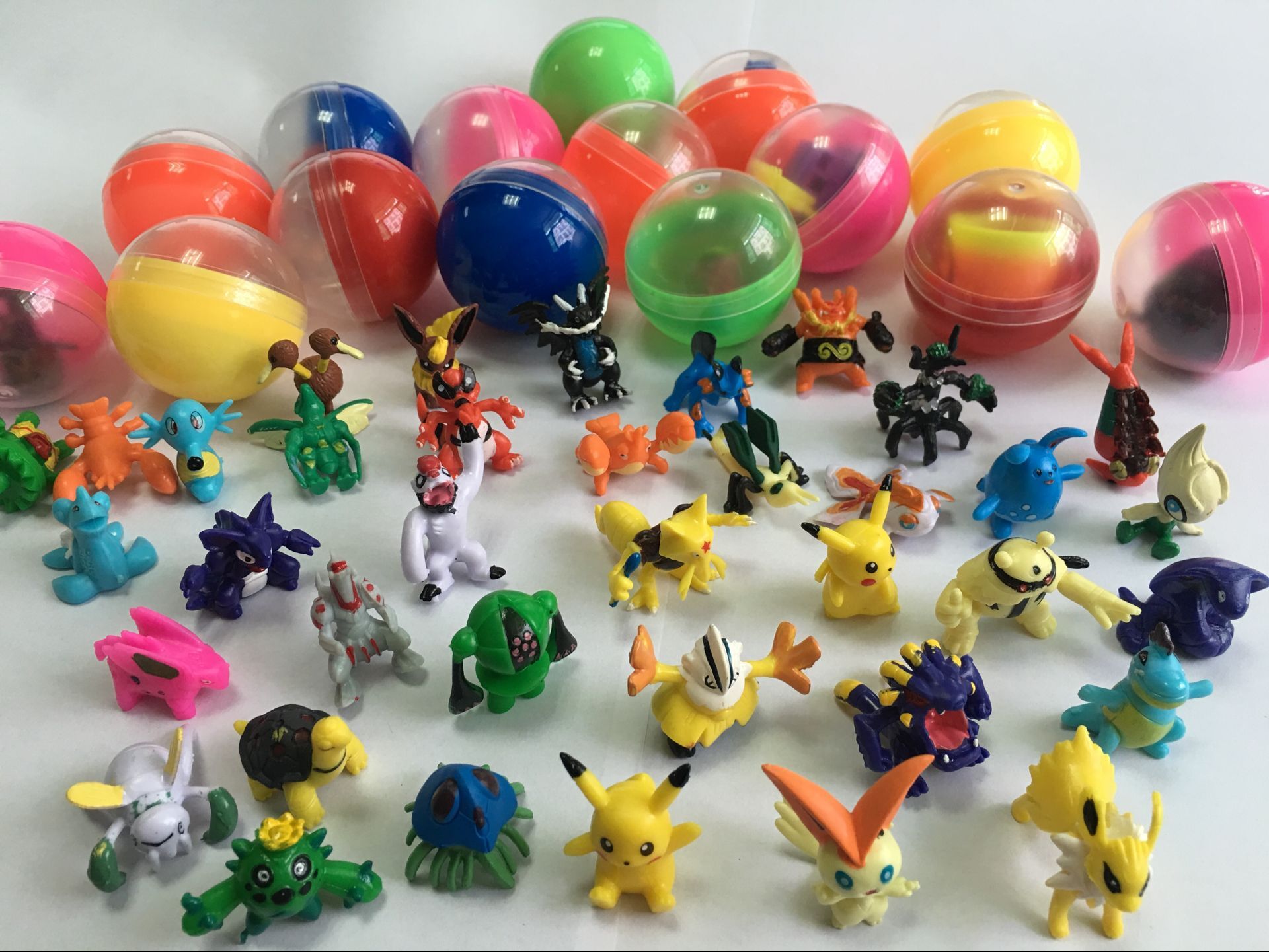 厂家批发扭蛋 游戏机用皮卡丘扭蛋球50号宠物小精灵儿童趣味玩具