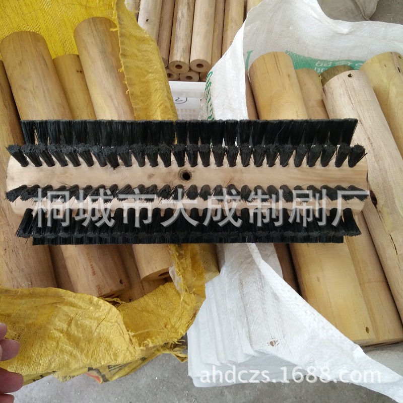 供应清洗除尘猪毛环绕毛刷 木芯滚心毛刷辊 清扫整理多用途刷子