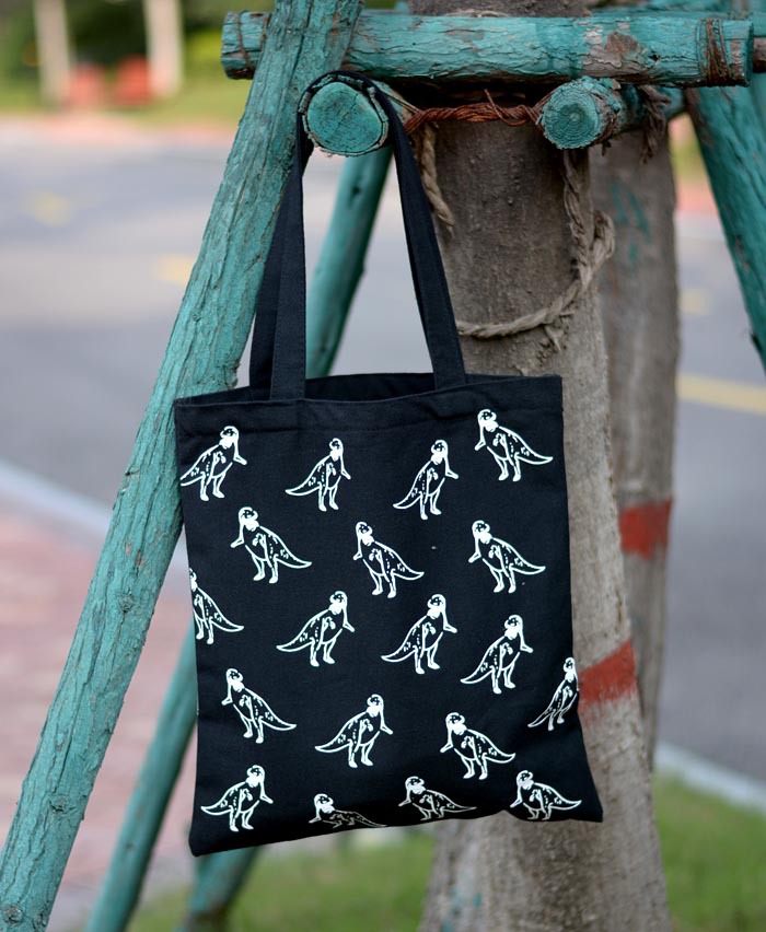 2020 nuevo bolso de lona artístico simple Zheng Xiujing aeropuerto mismo Estilo negro pequeño dinosaurio bolsa de lona para mujeres