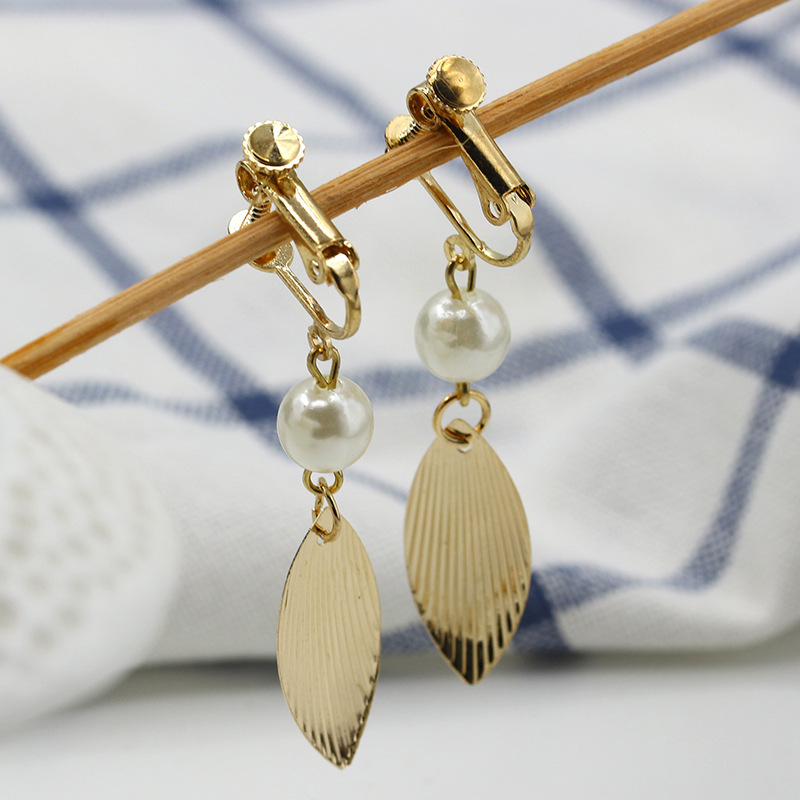 Vente Chaude En Europe Et Amérique Minimaliste Feuille D'or En Forme De Boucles D'oreilles À La Main Grande Feuille Perle Pendentif Boucles D'oreilles Oreille Piercing Oreille Clip display picture 1