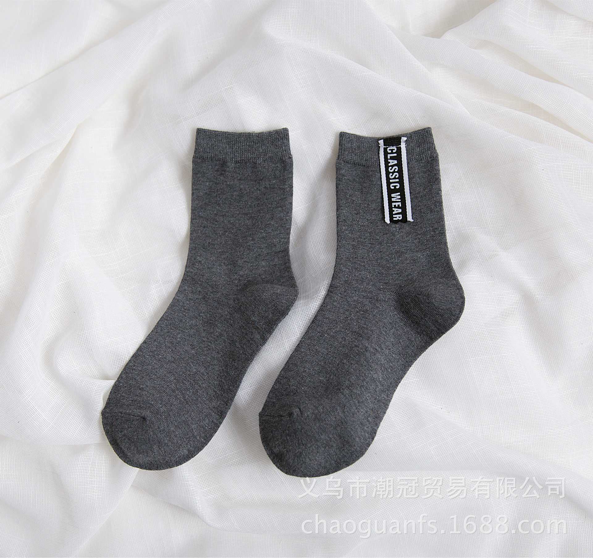 Темно -серой