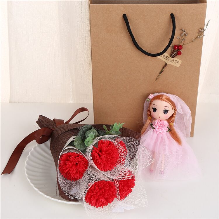 包网纱 康乃馨红 送大号芭比