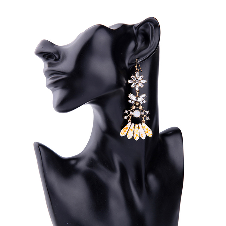 Qingdao Schmuck Großhandel Europäische Und Amerikanische Retro-accessoires Fabrik Direkt Vertrieb Damen Lange Hohle Diamant Ohrringe Ohrringe display picture 12