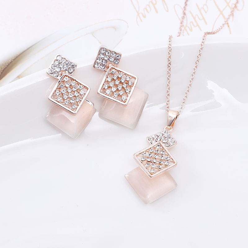 Fashionable diamond set