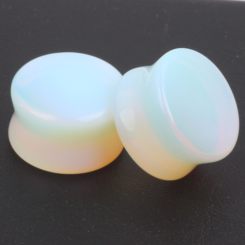 16G labret stud size and finish detail