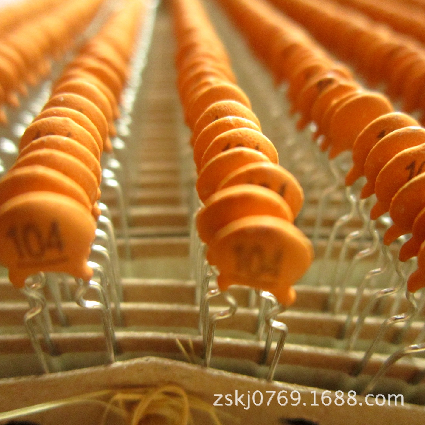 厂家直供104 50V黄色圆片瓷片电容