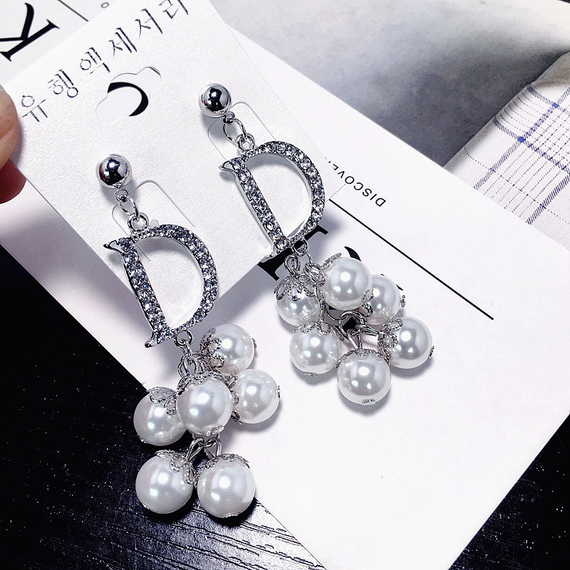 Korea Point Diamond Long Pearl Chain Tassel Gorgeous Earrings Wholesale Nihaojewelry display picture 3