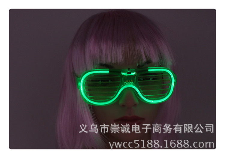 鍐峰厜鐧惧彾绐楃溂闀滅豢鑹?