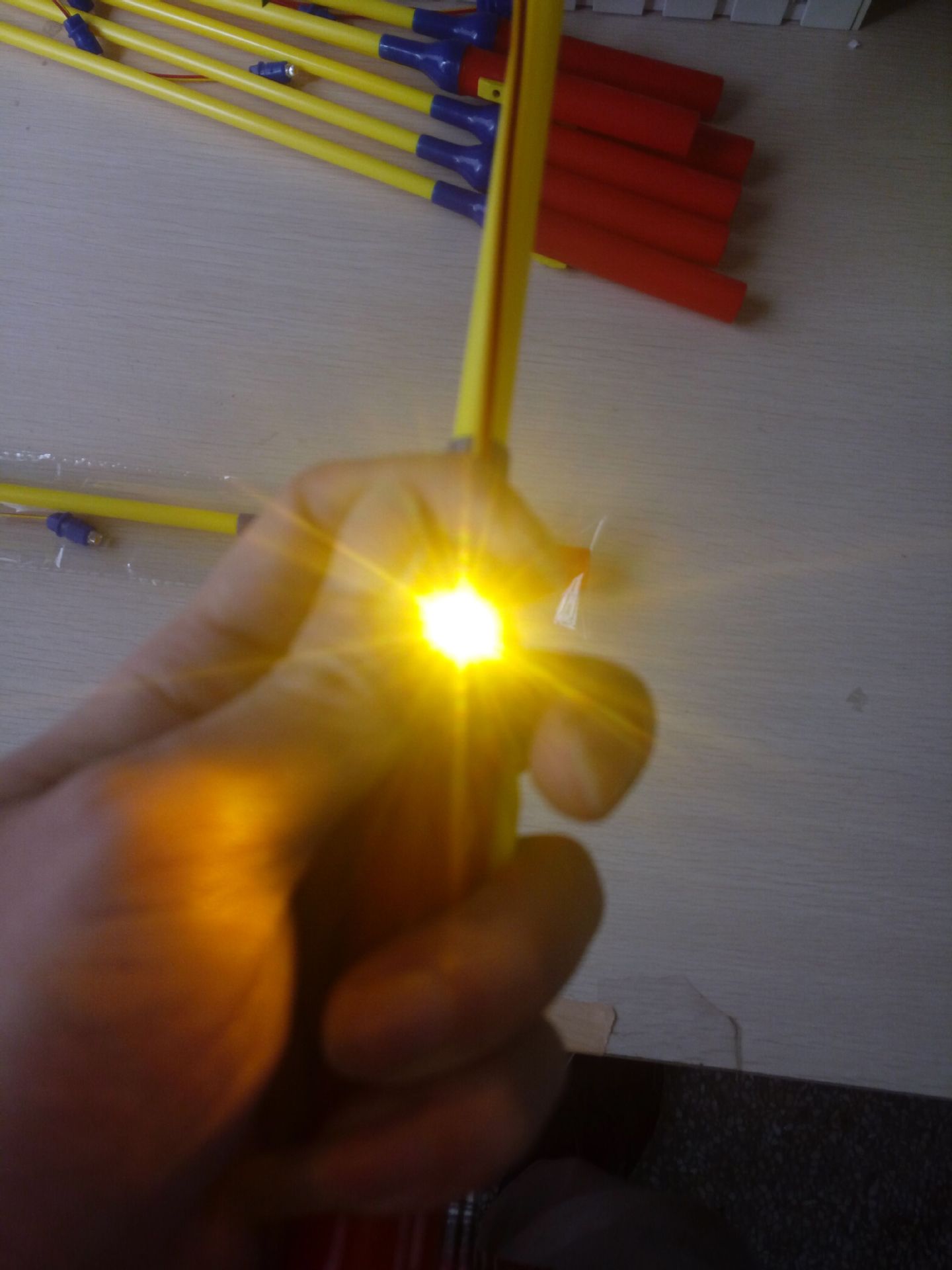 外贸电池提杆:超高亮黄光效果1