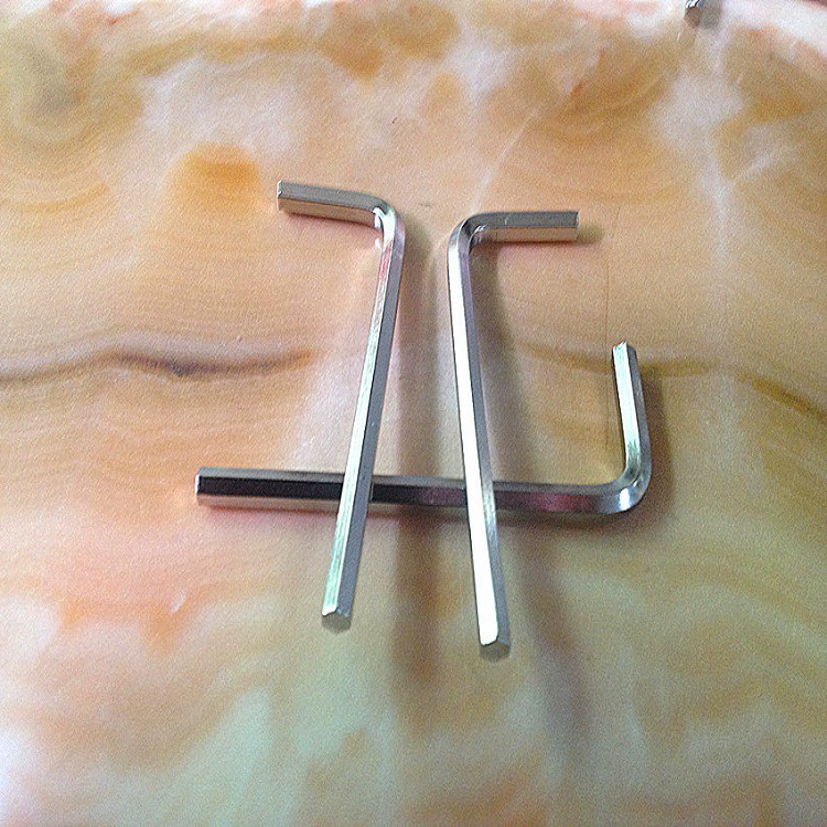 Производители производят и продают мебельные винты с шестигранным ключом из средней и высокоуглеродистой стали плюс твердый L-образный ключ H4 * 25*65