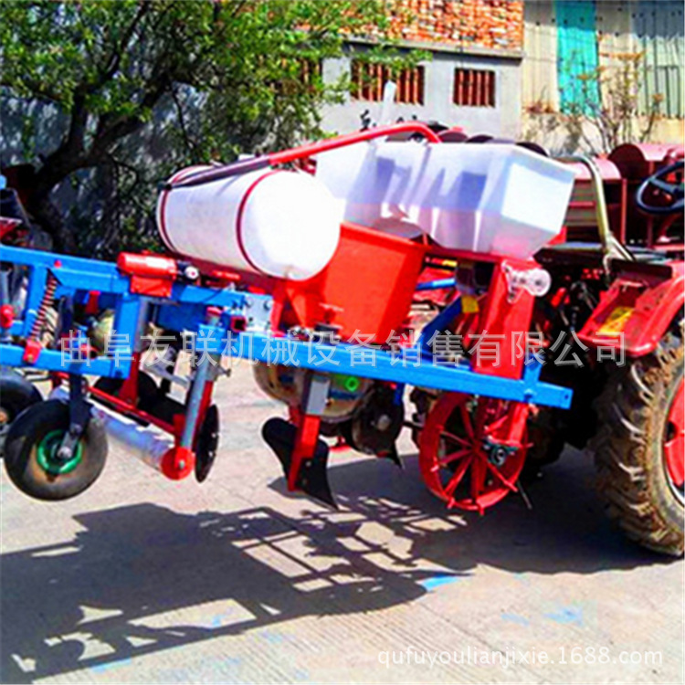 起垄播种施肥机 带滴管的播种覆膜机  四轮带的花生精播机 61