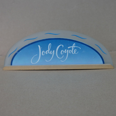 亚克力木制台卡 有机玻璃半圆型展台 深圳厂家定做pmma工艺品