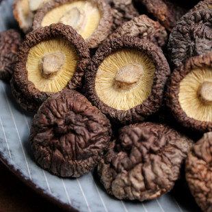 Fujian Shiitake Mushroom Dry Goods Оптовые ножницы, короткое мясо толстые, древние полевые грибы Оптовые сухофрод