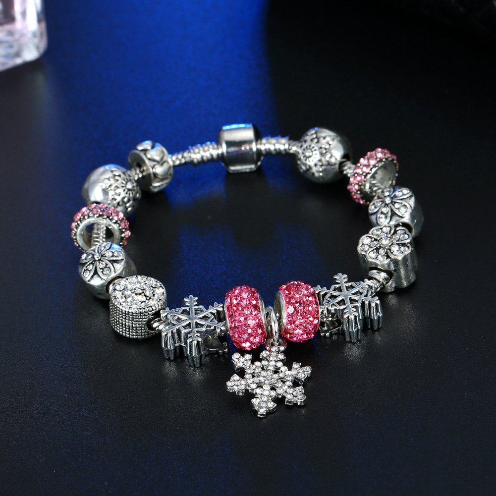 Bracciale di perle natalizio con ciondoli fiocco e babbo natale_voghion.com