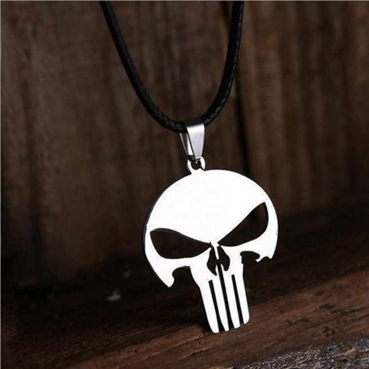 Collana da uomo in acciaio inossidabile di vendita calda con ciondolo a forma di teschio con personalità da supereroe e punizione_voghion.com