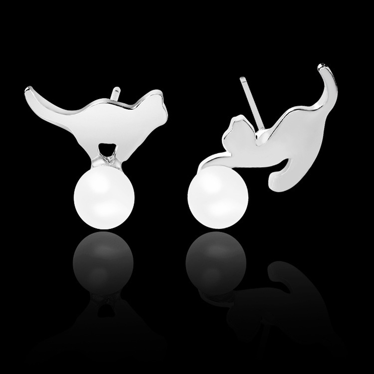 Simple Cartoon Cat Earrings Inlaid With Pearl Hypoallergenic Ear Pins Glossy Animal Kitten Earrings Wholesale display picture 2
