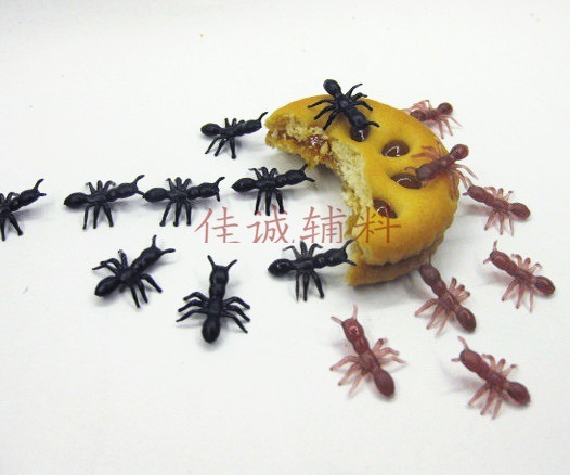 跨境两款塑料仿真蚂蚁 DIY万圣节配件 装饰黑色棕色夜光蚂蚁1.8CM