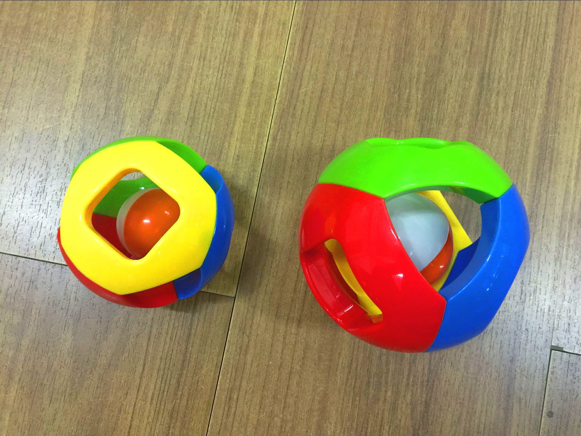 Цветной колокольный мяч игрок ловит звонкий мяч