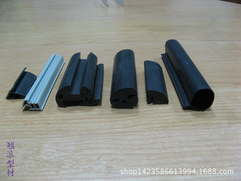 专业生产厂家生产各种形状不同颜色PVC挤出型材-软质门缝夹条