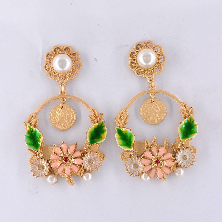 Retro Green Flower Baroque Large Circle Metal Pearl Earrings Exaggerated Earrings display picture 1